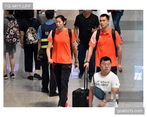 朱婷赛后拎包过安检那一刻，我才知道什么叫随手就是一套房的生活